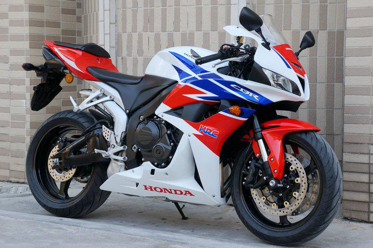 Yamaha Motor Scooters Liquid Cooled , 600cc Electric Powered Motorcycle Inline Four Cylinder