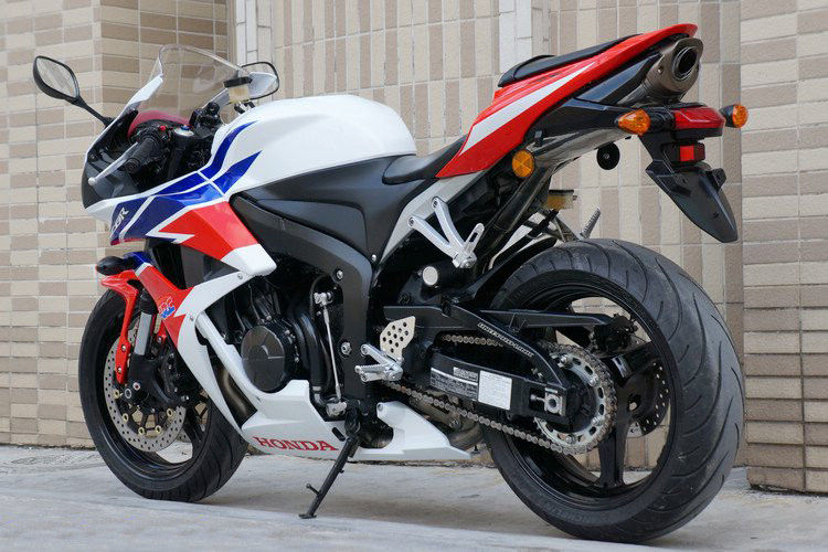 Yamaha Motor Scooters Liquid Cooled , 600cc Electric Powered Motorcycle Inline Four Cylinder