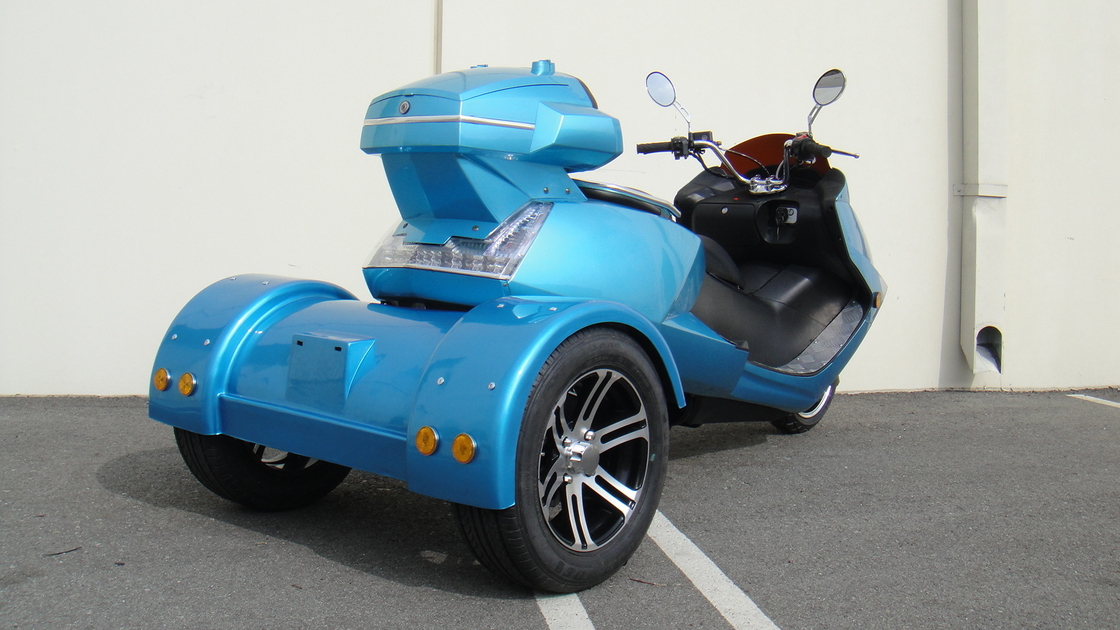 Скутер трехколесный взрослый бензиновый. Трёхколёсный скутер 300 cc. Грузовой мотороллер Kinfan kf110zh-b. Китайский трицикл-мопед (трехколесный мопед) Baiyangdian byd50qzc. Скутер Honda электро трехколесный.